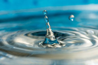 Su damlacıklarının kavramsal fotoğrafını kapat