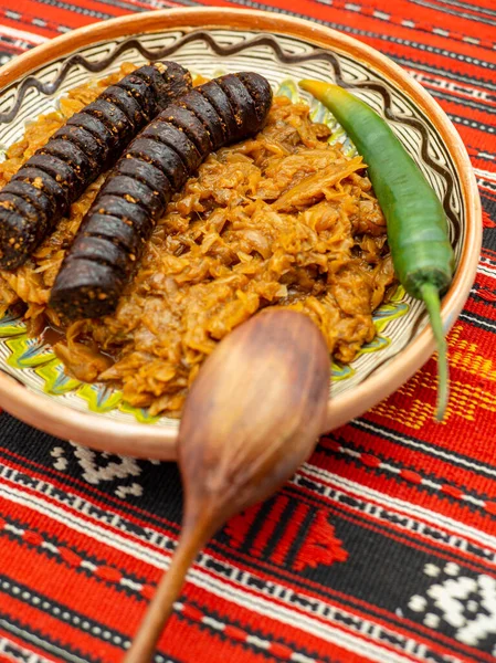 Varză Tocană Cârnați Porc Servit Decor Rustic Piper Fierbinte — Fotografie, imagine de stoc