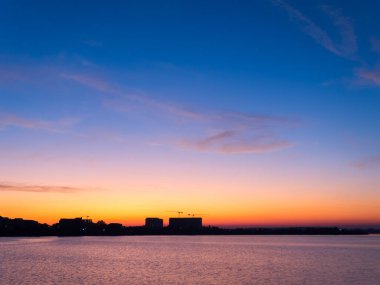 Gölün üzerinde gün batımı