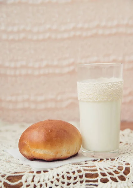 Pasteles con leche —  Fotos de Stock