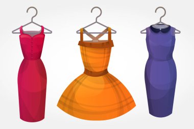 Askılarda farklı stillerde parlak elbiseler seti