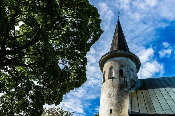 Вид на древнюю церковь Иоанна Крестителя в Луганузе, Эстония — стоковое фото