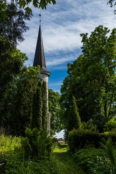 Вид на древнюю церковь Иоанна Крестителя в Луганузе, Эстония — стоковое фото