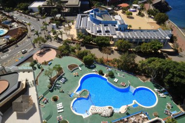 Playa Paraiso, Tenerife, İspanya 02.16.2018: sokaklarda Hard Rock hotel yakınındaki havadan görünümü