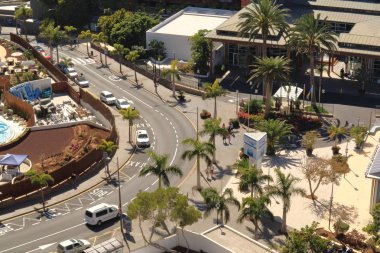 Playa Paraiso, Tenerife, İspanya 02.16.2018: sokaklarda Hard Rock hotel yakınındaki havadan görünümü