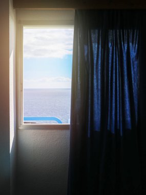 Otel odası, mavi perde penceresinden görüntülemek