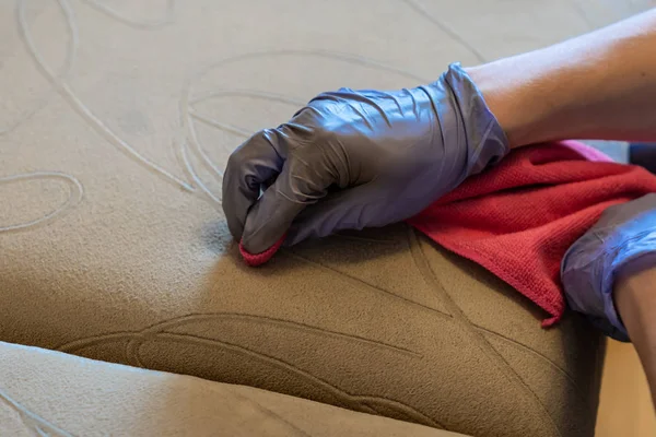 Döşeme kaplamalı kanepe kimyasal temizleme.