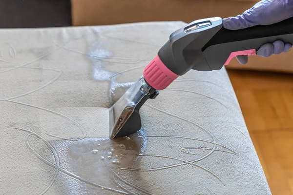 特写沙发的化学清洗与专业提取方法 人类手持喷嘴 — 图库照片