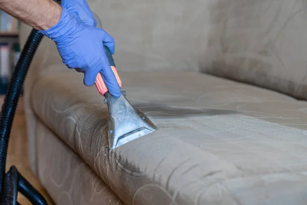 Penutupan Pembersihan Kimia Sofa Dengan Metode Ekstraksi Profesional — Stok Foto