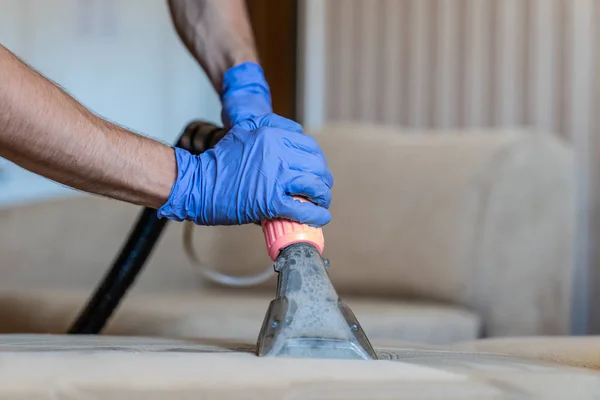 Primer Plano Limpieza Química Del Sofá Tapizado Con Método Extracción — Foto de Stock