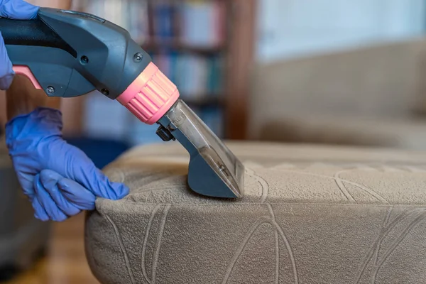 Döşeme kaplamalı kanepe kimyasal temizleme. — Stok fotoğraf