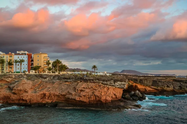 Vista Sull Oceano Sulla Costa Rocciosa Con Edifici Tramonto — Foto Stock