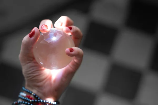 赤色の爪と女性の手を保持する占星術 暗い背景 Illumunates 球のビームのためのピンクの水晶玉 — ストック写真