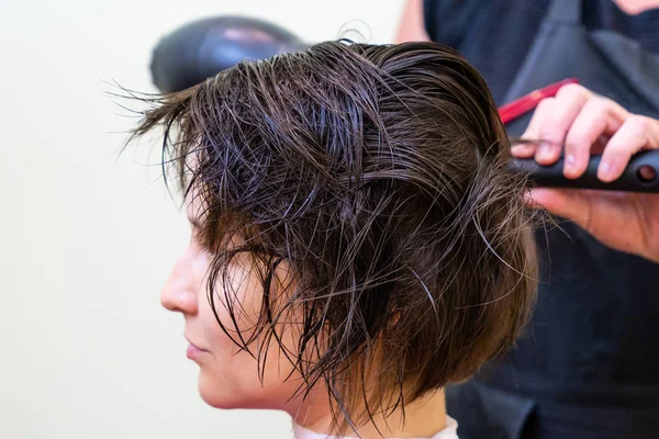 Hermosa mujer joven en el salón de peinado conseguir bob corte de pelo —  Fotos de Stock