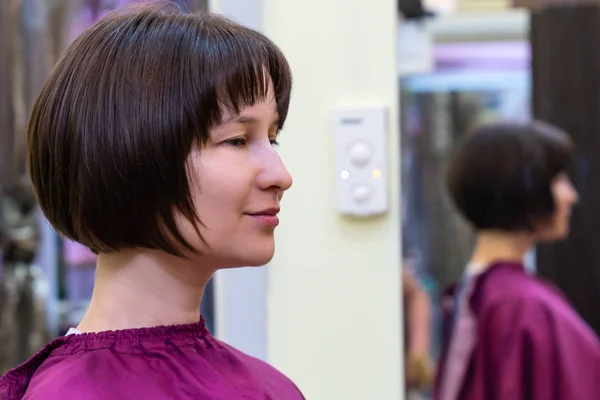 Bob saç kesimi getting saç modeli salonda güzel genç kadın