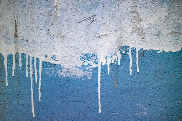 Ένα μπλε χρωματισμένο τοίχο με λευκό διαρροή χρωμάτων — Φωτογραφία Αρχείου