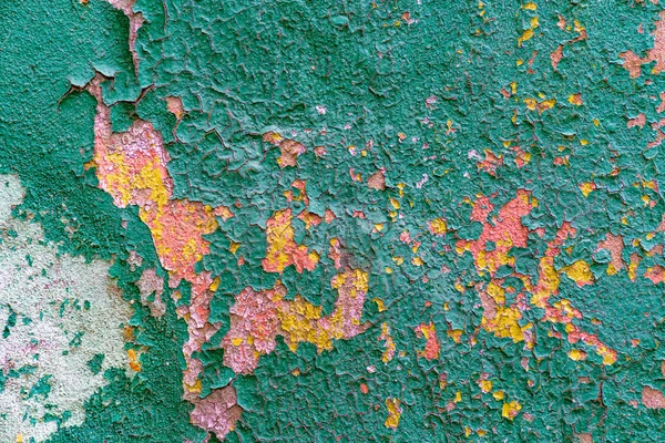 Egy régi kék festett fal festék, rózsaszín és narancssárga foltok pealing — Stock Fotó