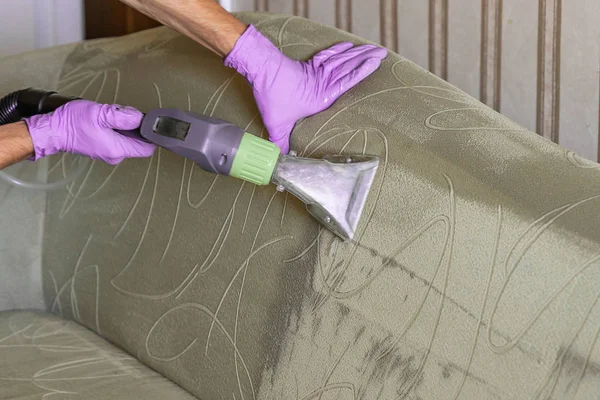软垫沙发化学清洗的特写镜头 — 图库照片