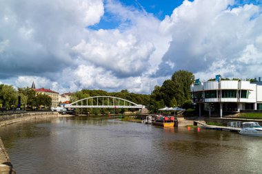 Estonya, Tartu 'da yaya köprüsü olan Emajogi Nehri' ne bakın.