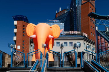 Izhevsk, Udmurtia Rusya 07.30. 2018 Şehrin aşağısında büyük turuncu fil oyuncağıyla