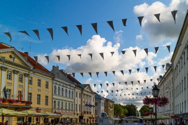 Tartu Estonya 08.15.19 Belediye binası ve festival bayrakları