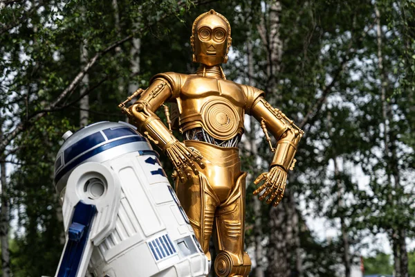 Izhevsk Rusya 07.09.2018 Star Wars filmi, r2d2 ve c3p0 açık hava robot heykelleri