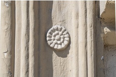 Beyaz yıpranmış ön cephe duvarı Rosette dekorasyonu, çizikler ile