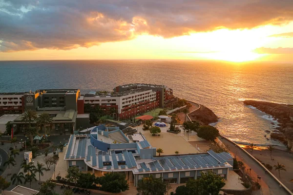 Playa Paraiso, Тенерифе, Испания 02.19.2018: вид с балкона на океан и городской отель с воздуха на закате — стоковое фото