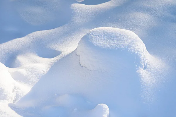 Natur Hintergrund mit schneebedeckter Erde. — Stockfoto