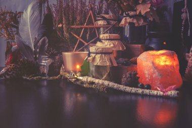 Sihirli eşyaların olduğu siyah masa, mumlar, yıldız, sihirli değnek. Mesaj için yer var. Soğuk renklere bürünmüş