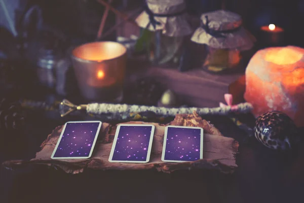 Auf Einem Schwarzen Tisch Liegende Tarotkarten Mit Magischen Gegenständen Kalte — Stockfoto