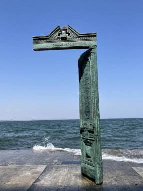 Sahildeki ahşap iskele.