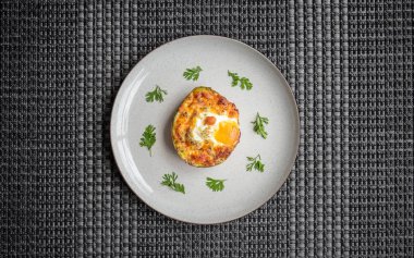 Avokado kahvaltı için lezzetli yemek tarifi ile pişmiş yumurta dolması