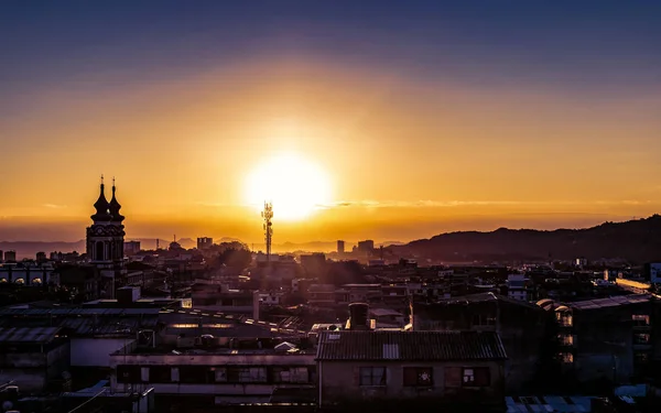 Hermoso amanecer dorado sobre el centro de Ibague — Foto de Stock