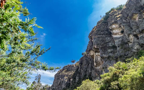 Suesca D belediyesinin taş duvarları