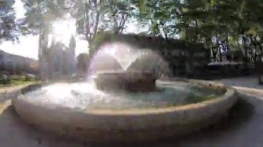 Porto, Portekiz - 20 Temmuz 2019: Marques bahçesindeki çeşme, Porto. Yeşil ağaçlar ile yaz aylarında parlak güneşli bir gün.
