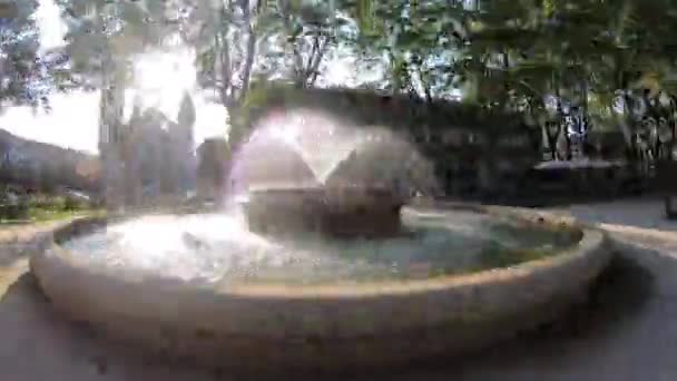 Oporto, Portogallo - 20 luglio 2019: Fontana d'acqua nel giardino Marques, Porto. Luminosa giornata di sole in estate con alberi verdi . — Video Stock