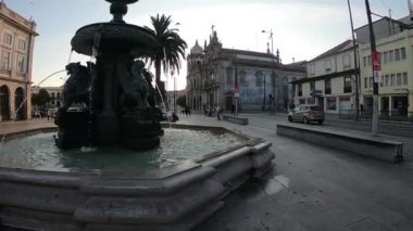 Porto, Portekiz - 21 Temmuz 2019: Aslançeşmesi ve Karmo Curch ile Gomes Teixeira Meydanı.