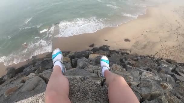 Patas femeninas con vista al Océano Atlántico. Playa vacía en Povoa de Varzim, Portugal en el día de otoño brumoso con olas que se estrellan en la orilla y niebla en la distancia . — Vídeos de Stock