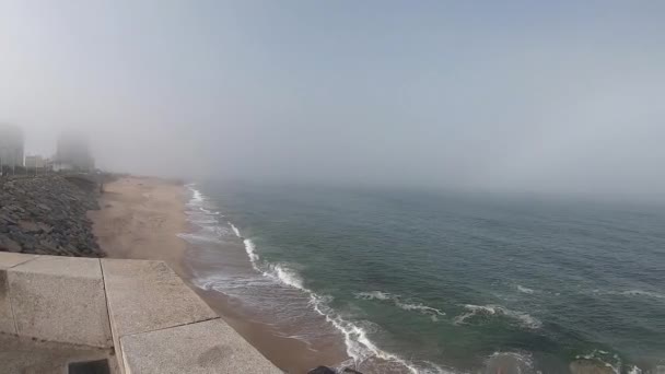 Utsikt över Atlanten. Tom strand i Povoa de Varzim, Portugal på dimmigt höst dag med vågor kraschar på stranden under och dimma i avstånd. — Stockvideo