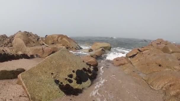 Vista para o Oceano Atlântico. Praia vazia em Povoa de Varzim, Portugal, no dia nebuloso do Outono, com ondas a despenharem-se na costa por baixo e nevoeiro à distância. Água batendo contra pedras na costa . — Vídeo de Stock
