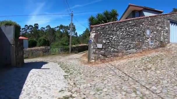 Camino de santiago durch vila praia de ancora. Camino portugues. — Stockvideo