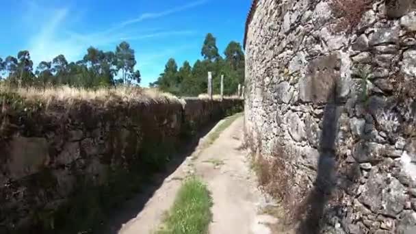 Camino de santiago durch vila praia de ancora. Camino portugues. — Stockvideo