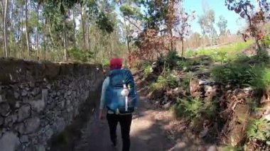 Kız iz sürüyor. Vila Praia De Ancora üzerinden Camino de Santiago. Camino Portugues.