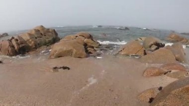Atlantik Okyanusu manzarası. Povoa de Varzim Boş plaj, Portekiz sisli sonbahar gününde dalgalar aşağıda kıyıya çökmesini ve mesafe sis ile. Kıyıda taşlara vuran su.