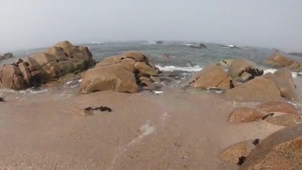 Utsikt över Atlanten. Tom strand i Povoa de Varzim, Portugal på dimmigt höst dag med vågor kraschar på stranden under och dimma i avstånd. Vatten som slår mot stenar på stranden. — Stockvideo