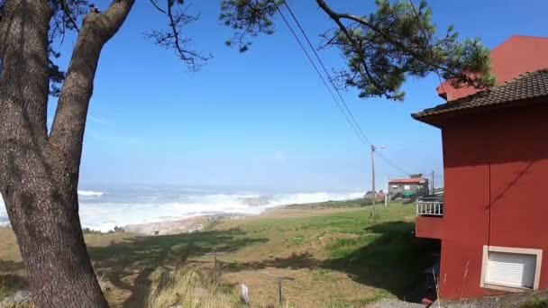 Vista para o Oceano Atlântico. A caminho de Oia, Espanha, num dia ensolarado com ondas. A água bate contra pedras na costa. Caminho de Santiago. Peregrinos Estrada . — Vídeo de Stock