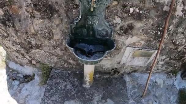 Питна вода фонтан уздовж Каміно в Віла Прайя де-Ancora, Португалія. Каміно Portugues. Шляху Сантьяго. Паломники дорожні. — стокове відео