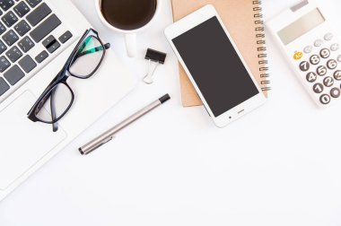 Beyaz ofis resepsiyon masası, dizüstü bilgisayar, smartphone siyah ekran, kahve fincanı, kalem, hesap makinesi, gözlük ile çalışma alanı office, Top kopya alanı görünümüyle