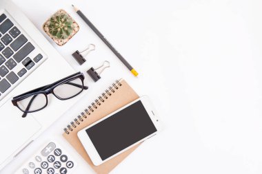 Beyaz ofis resepsiyon masası, dizüstü bilgisayar, smartphone siyah ekran, kalem, hesap makinesi, gözlük ile çalışma alanı office, Top kopya alanı görünümüyle